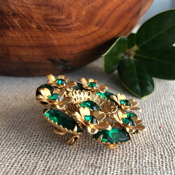 Vintage Emerald Green Rhinestone & Goldtone Brooch - Picture 10 of 10